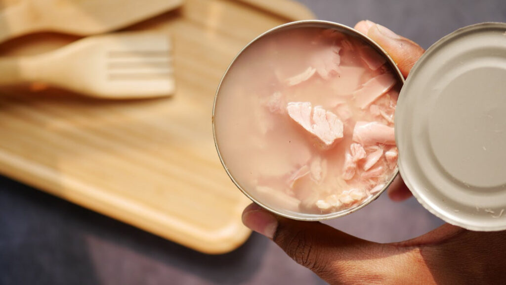 Atún enlatado como fuente de proteínas.